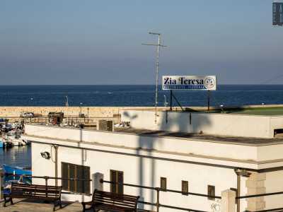 Ci spostiamo ora a Torre a Mare. Dalla piazza principale del borgo marinaro basta imboccare il lungomare di via Principi di Piemonte per trovare quasi attaccati l�uno all�altro �Zia Teresa� (aperto nel 1950)...
